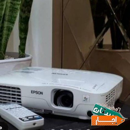 اجاره ویدئو پروژکتور با کیفیت بالا و پرده نمایشو سیستم صوتی