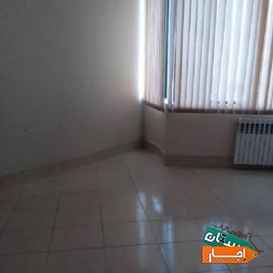 یک اتاق از سالن زیبایی بانوان صندلی ومیز ناخن با قیمت مناسب در البرز