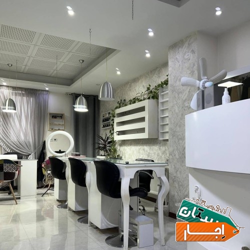 اجاره میز ناخن و اجاره صندلی در سالن پر مشتری