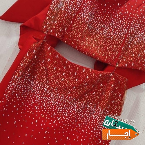 با سلام یک عدد لباس مجلسی قرمز ترکیه ای جنس عالی همه ی اون سنگ ریزه ها حرارتی و ن قابل ریزش و ن در شستشو کنده میشه دارای کاور حرارتی فقط و فقط یکبار پوشیده شده 