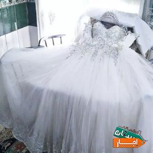 لباس عروس زیبا به همراه تور ، شنل ، ژپون ، تاج نو با بهترین شرایط
